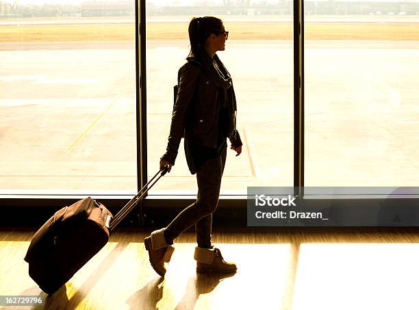 Mujer Joven En El Aeropuerto Foto de stock y más banco de imágenes de Adulto - Adulto, Adulto joven, Aeropuerto