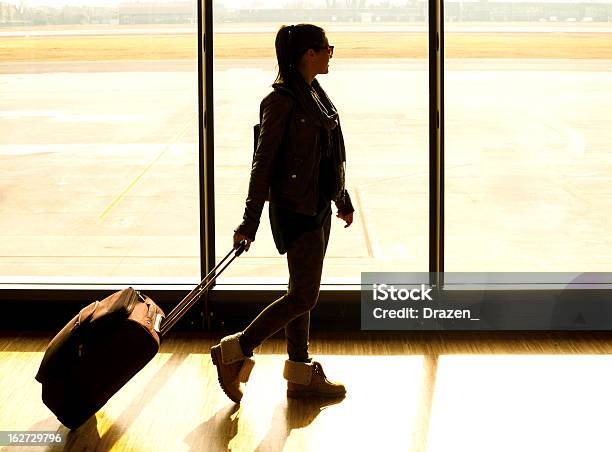 空港で若い女性 - ヤングアダルトのストックフォトや画像を多数ご用意 - ヤングアダルト, 写真, 大人