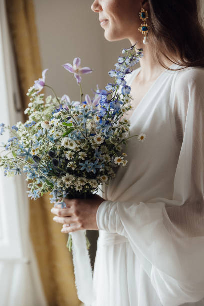 la novia se relaja antes de la ceremonia - women bride personal accessory adult fotografías e imágenes de stock