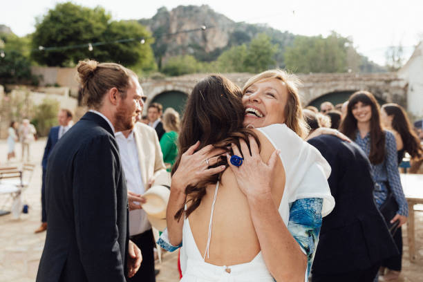 novia y madre se abrazan en la boda - upper class wealth women senior adult fotografías e imágenes de stock