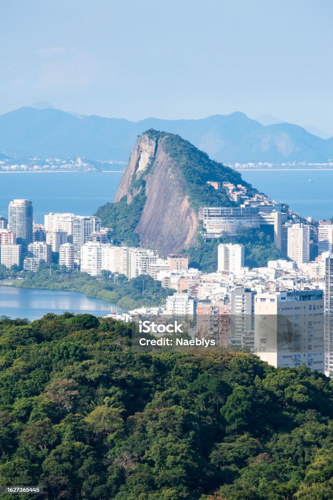 ブラジルリオデジャネイロ山々高層ビルラグーングアナバラ湾大西洋の景色を望む街のはがきのスカイライン イパネマ海岸のストックフォトや画像を
