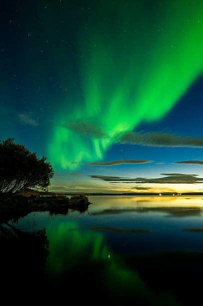 aurora borealis auf island - iceland meteorology aurora borealis galaxy stock-fotos und bilder