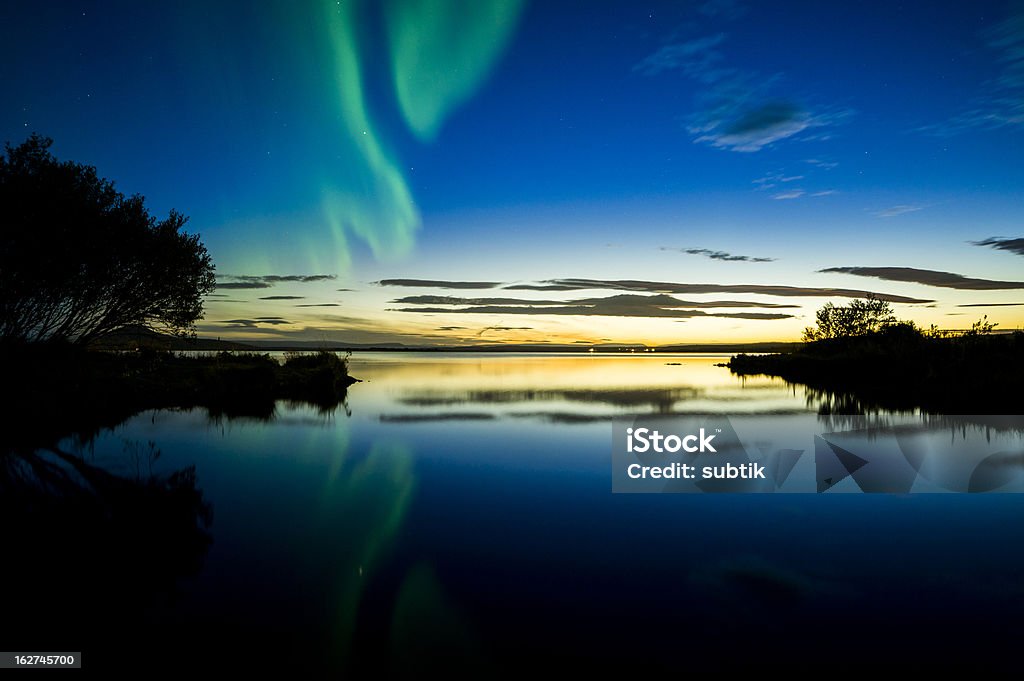 Aurore boréale sur l'Islande - Photo de Arbre libre de droits