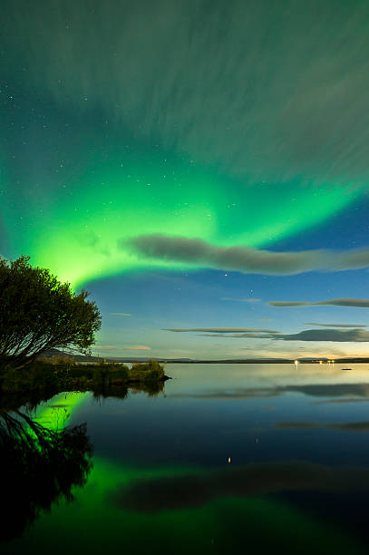 aurora borealis auf island - iceland meteorology aurora borealis galaxy stock-fotos und bilder