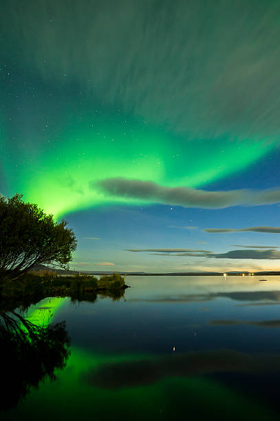 aurore boréale sur l'islande - iceland meteorology galaxy aurora borealis photos et images de collection