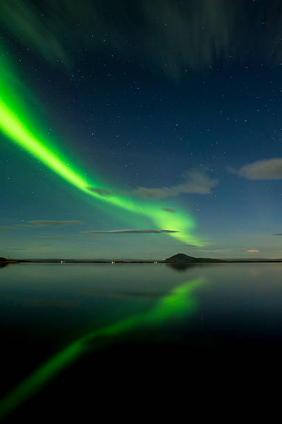 aurora borealis auf island - iceland meteorology galaxy aurora borealis stock-fotos und bilder