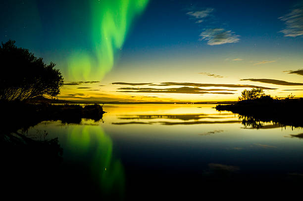 북극광 on 아이슬란드 - aurora borealis iceland astronomy tranquil scene 뉴스 사진 이미지