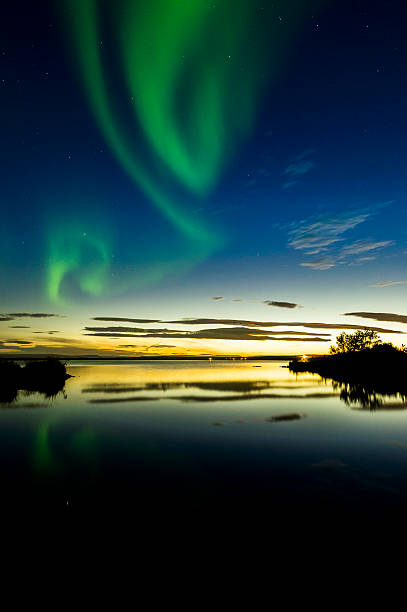 aurora borealis auf island - iceland meteorology aurora borealis galaxy stock-fotos und bilder