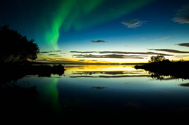 aurora boreal na islândia - iceland meteorology aurora borealis galaxy imagens e fotografias de stock