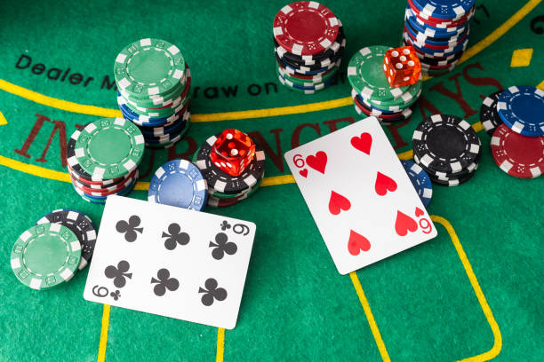 stół kasynowy black jack z kartami i żetonami - gambling chip green stack gambling zdjęcia i obrazy z banku zdjęć
