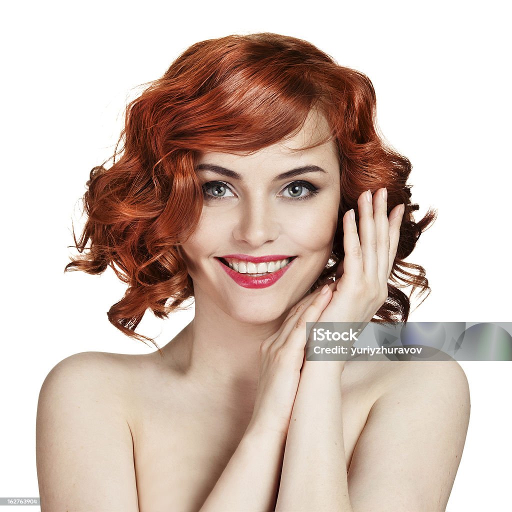 Красивая улыбающаяся женщина Портрет на белом фоне - Стоковые фото Блестящий роялти-фри