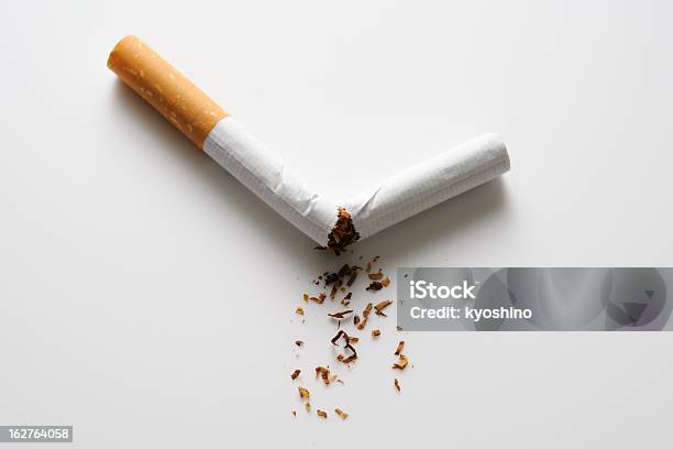 Quit 喫煙プロークンシガレット - 紙巻煙草のストックフォトや画像を多数ご用意 - 紙巻煙草, 壊れた, 喫煙問題