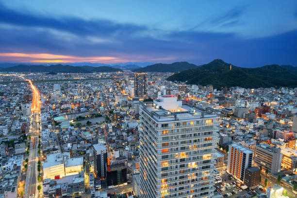 gifu, japan city skyline in der abenddämmerung - chubu region stock-fotos und bilder