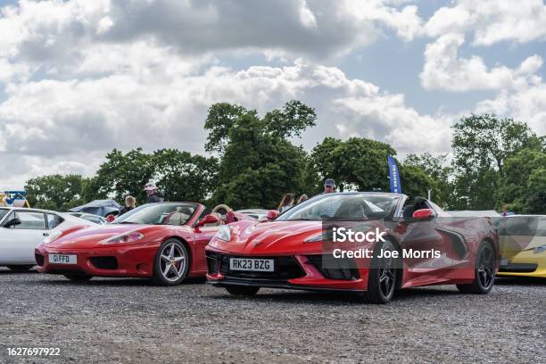 Stock fotografie Červený Chevrolet Corvette Stingray C8 A Ferrari 360 Spider Na Setkání Supersportů – stáhnout obrázek nyní