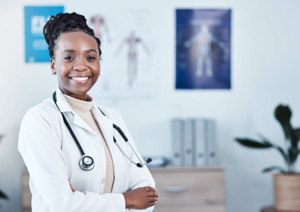 feliz, retrato y mujer negra médica orgullosa en el hospital, emocionada o alegre por la innovación en el cuidado de la salud. sonrisa de cara, segura y experta en salud femenina para médicos, misión o listos para ayudar en la clínica - portrait doctor paramedic professional occupation fotografías e imágenes de stock