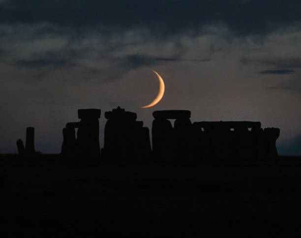 półksiężyc w stonehenge - stonehenge ancient civilization religion archaeology zdjęcia i obrazy z banku zdjęć