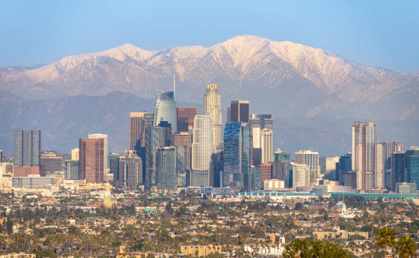 skyline und berg von los angeles - city of los angeles los angeles county southern california san gabriel mountains stock-fotos und bilder