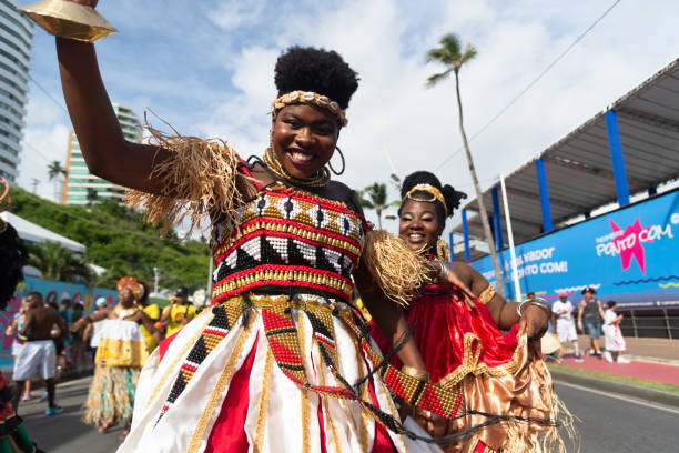 ブラジルのバイーア州サルバドールでのプレカーニバルであるfuzueで仮装パレードを着た伝統的なアフログループのメンバー。 - salvador bahia state travel women ストックフォトと画像