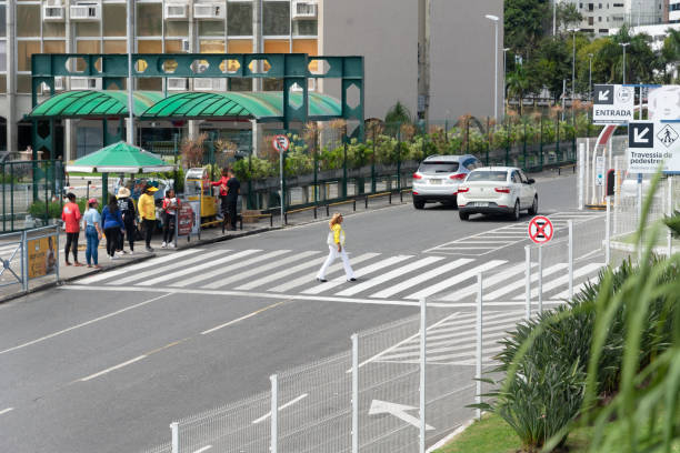 menschen, die den zebrastreifen in der region in der nähe der avenida tancredo neves überqueren. - crossing zebra crossing crosswalk street stock-fotos und bilder