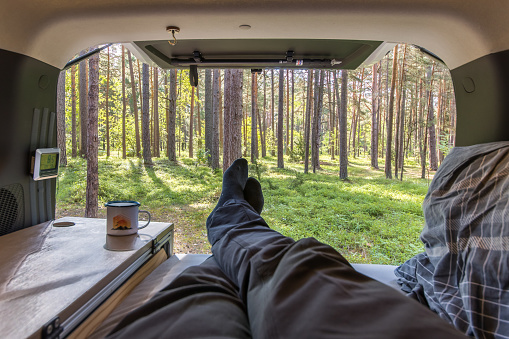 Vanlife in a scandinavian forest using the everymans right. Wuíldcamping and chilling in a cozy campervan enjoying nature.