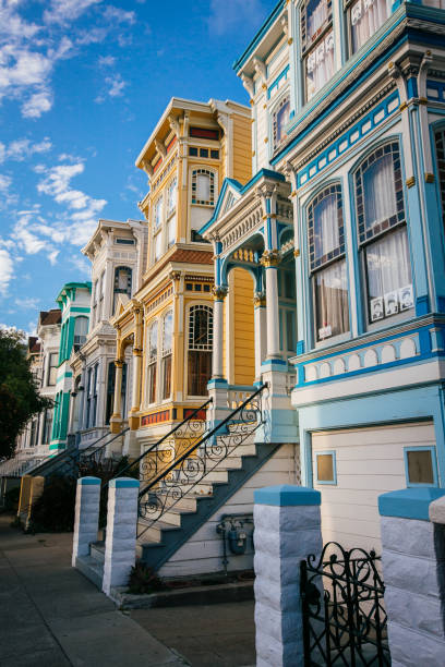 fila di case a san francisco - san francisco county san francisco bay area house painted ladies foto e immagini stock