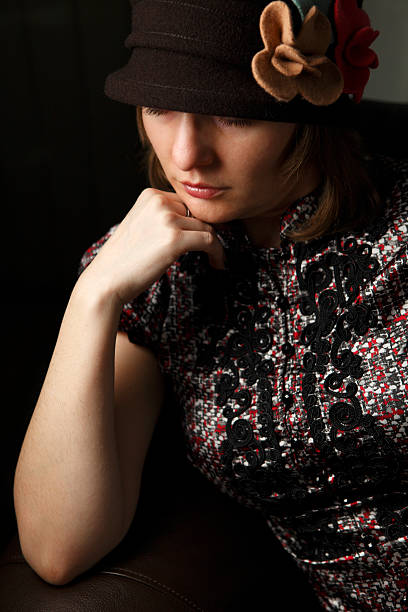 Portrait d'une femme dans un chapeau de fleurs - Photo