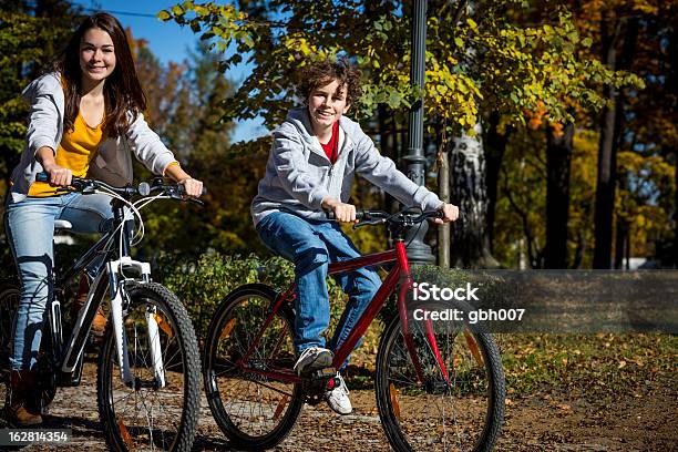 우르바노 Biking 여자아이 및 남자아이 탑승형 자전거 도심 공원 14-15 살에 대한 스톡 사진 및 기타 이미지 - 14-15 살, 16-17 살, 2명