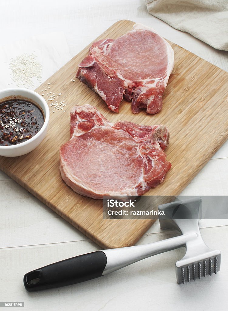 生牛や豚のステーキ向上 - 肉のロイヤリティフリーストックフォト