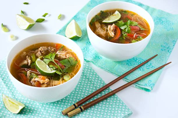 soupe de nouilles au poulet thaïe - soup chicken soup chicken noodle soup food photos et images de collection