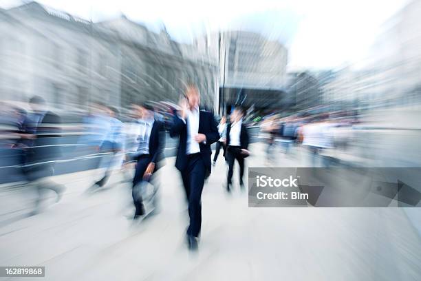 Folla Di Business Persone Uomo Daffari Utilizzando Il Telefono Cellulare Immagine Mossa - Fotografie stock e altre immagini di Persone