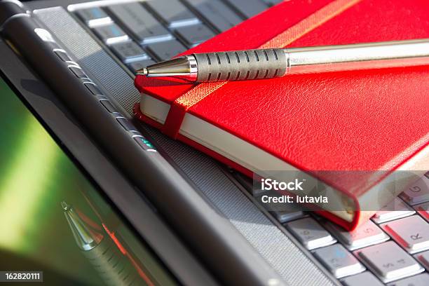 Photo libre de droit de Ordinateur Ordinateur Portable Et Stylo banque d'images et plus d'images libres de droit de Calendrier - Calendrier, Livre, Écrire