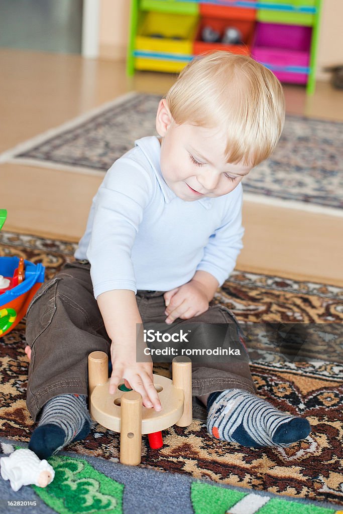 Маленький Малыш мальчик играет с деревянных игрушек - Стоковые фото 12-17 месяцев роялти-фри