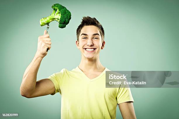 Junge Mit Brokkoli Stockfoto und mehr Bilder von Teenager-Alter - Teenager-Alter, Jugendalter, Gesunde Ernährung