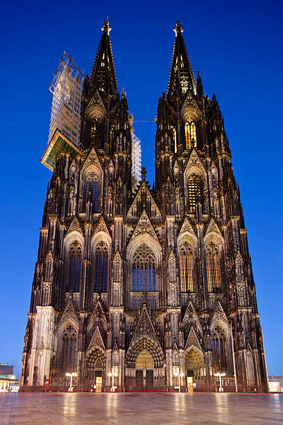 a catedral de colônia à noite - clear sky front view cologne cathedral altstadt - fotografias e filmes do acervo