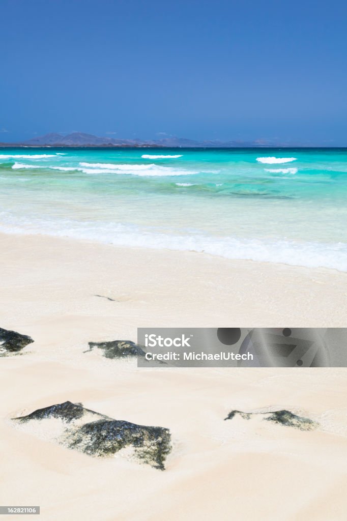 Branco praia com pedras - Foto de stock de Areia royalty-free