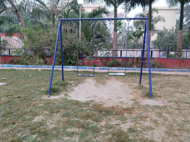 balançoire de terrain de jeu dans un parc fabriquée par le gouvernement indien - rock garden photos et images de collection