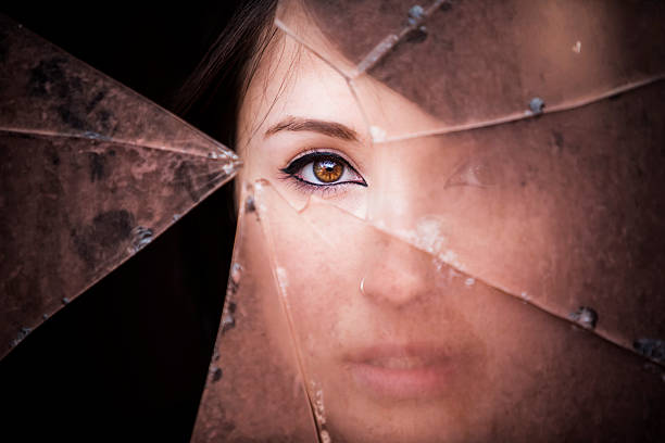 mujer echar un vistazo - broken window glass women fotografías e imágenes de stock