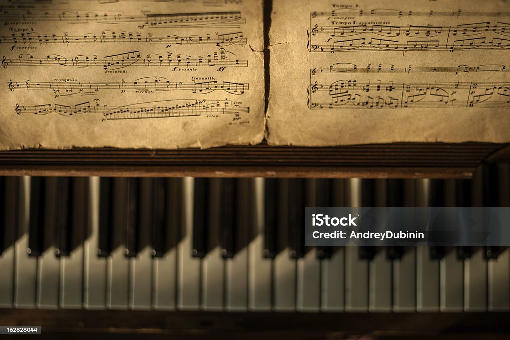 Античный фортепиано с Старый нотные листы - Стоковые фото Антиквариат роялти-фри