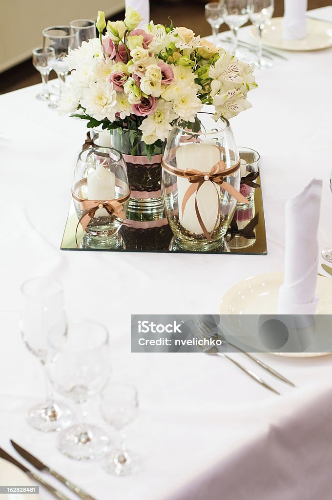 Disposición de la mesa para una cena de boda - Foto de stock de Acontecimiento libre de derechos