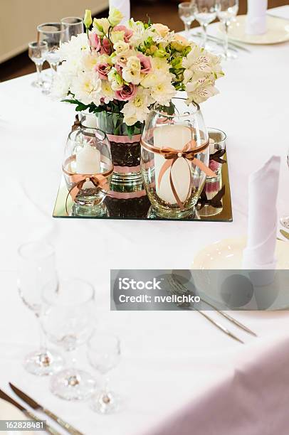 Disposición De La Mesa Para Una Cena De Boda Foto de stock y más banco de imágenes de Acontecimiento - Acontecimiento, Arreglo, Banquete