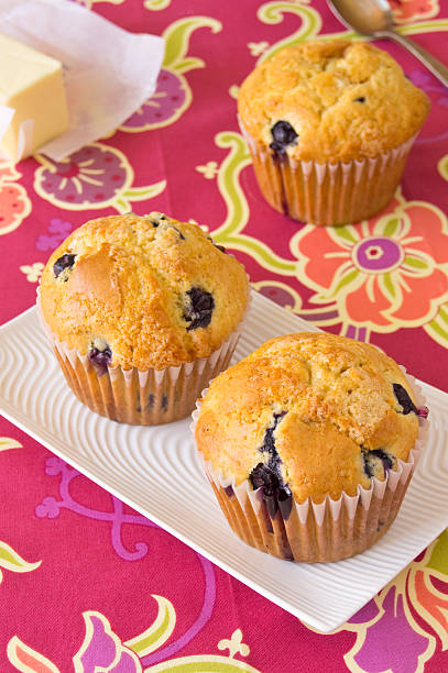 классические черничный кексы - muffin blueberry muffin blueberry butter стоковые фото и изображения