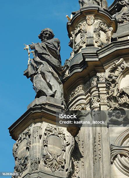 Detalhe Da Sagrada Trindade Coluna Em Olomouc República Checa - Fotografias de stock e mais imagens de Arquitetura