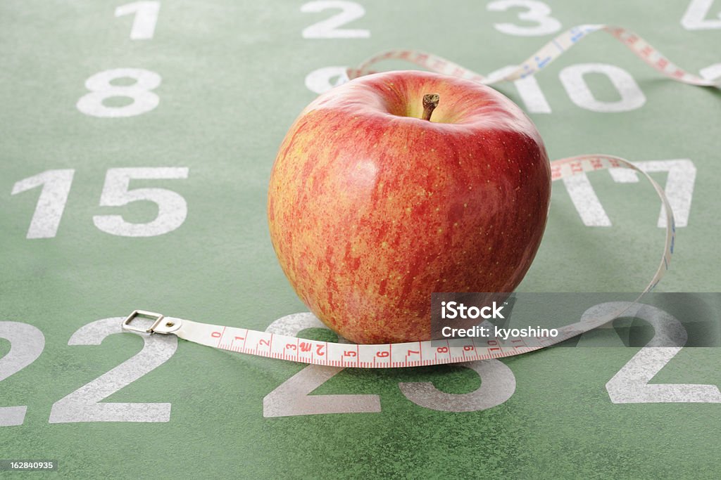 ダイエット-赤いリンゴ、メジャーテープの緑のカレンダー - ひらめきのロイヤリティフリーストックフォト