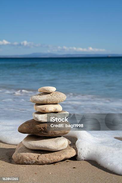 Piedras De Equilibrio Foto de stock y más banco de imágenes de Adoquinado - Adoquinado, Agua, Aire libre