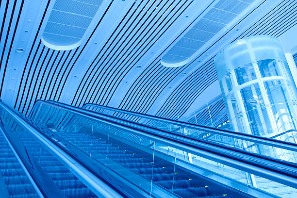 escadas rolantes - escalator automated built structure moving down - fotografias e filmes do acervo