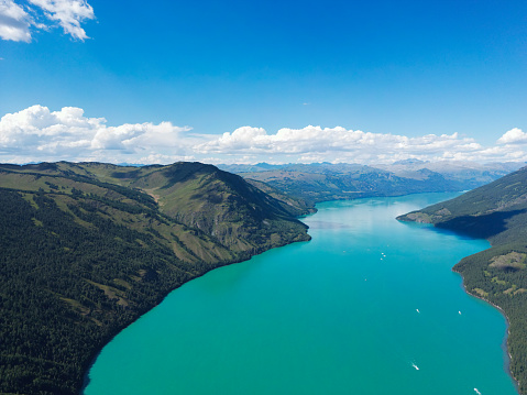 Kanas in Xinjiang, with its rolling mountains, green and clear water, clear weather, blue sky and white clouds