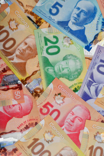 banconote in dollari canadesi, concetto di business e background finanziario - canadian dollars canada bill one hundred dollar bill foto e immagini stock
