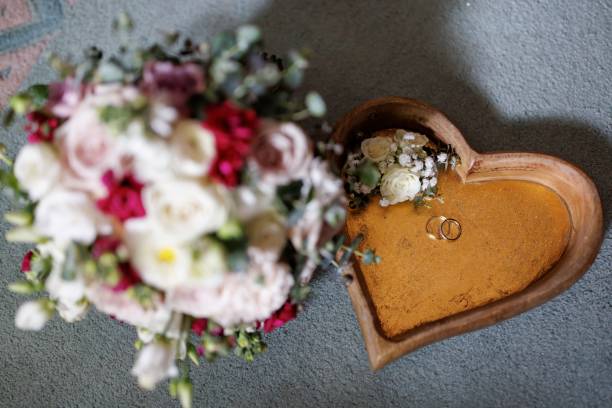 wedding rings and roses - wedding anticipation togetherness wedding ring imagens e fotografias de stock