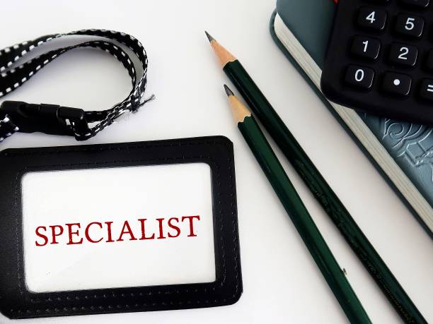 Office stationary and ID card with text SPECIALIST, refers to one who expert in certain field of study, occupation or practice (opposite to generalist who is knowledgeable many topics and various interests or skills papelería de oficina y tarjeta de identificación con texto especialista, se refiere a alguien que es experto en cierto campo de estudio, ocupación o práctica (opuesto al generalista que conoce muchos temas y diversos intereses o habilidades).