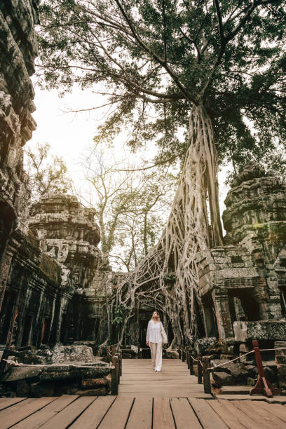 アンコールのタプローム寺院の古代遺跡を探索する旅行者 - ancient angkor wat footpath stone ストックフォトと画像